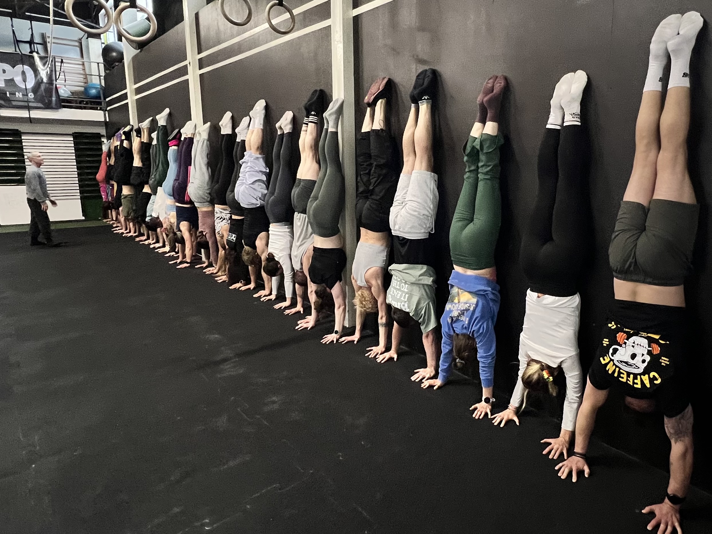Beginner group workshop — handstand training
